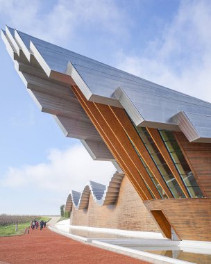 Laguardia, İspanya - 28 Aralık 2024: Bodegas Ysios Şaraphanesi, mimar Santiago Calatrava tarafından tasarlandı. Rioja Alavesa, İspanya