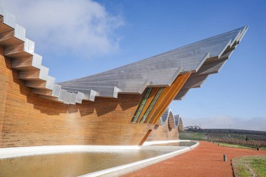 Laguardia, İspanya - 28 Aralık 2024: Bodegas Ysios Şaraphanesi, mimar Santiago Calatrava tarafından tasarlandı. Rioja Alavesa, İspanya
