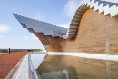 Laguardia, İspanya - 28 Aralık 2024: Bodegas Ysios Şaraphanesi, mimar Santiago Calatrava tarafından tasarlandı. Rioja Alavesa, İspanya