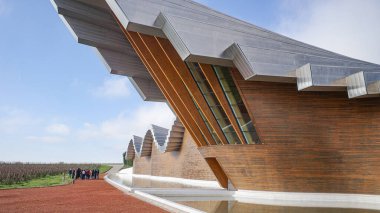 Laguardia, İspanya - 28 Aralık 2024: Bodegas Ysios Şaraphanesi, mimar Santiago Calatrava tarafından tasarlandı. Rioja Alavesa, İspanya