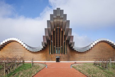 Laguardia, İspanya - 28 Aralık 2024: Bodegas Ysios Şaraphanesi, mimar Santiago Calatrava tarafından tasarlandı. Rioja Alavesa, İspanya