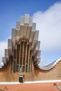 Laguardia, İspanya - 28 Aralık 2024: Bodegas Ysios Şaraphanesi, mimar Santiago Calatrava tarafından tasarlandı. Rioja Alavesa, İspanya