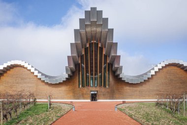 Laguardia, İspanya - 28 Aralık 2024: Bodegas Ysios Şaraphanesi, mimar Santiago Calatrava tarafından tasarlandı. Rioja Alavesa, İspanya