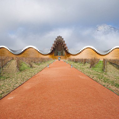 Laguardia, İspanya - 28 Aralık 2024: Bodegas Ysios Şaraphanesi, mimar Santiago Calatrava tarafından tasarlandı. Rioja Alavesa, İspanya