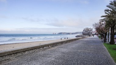 Hendaye, Fransa - 25 Aralık 2024: Hendaye sahili ve Bask sahili boyunca manzaralar