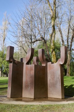 San Sebastian, İspanya - 4 Ocak 2025 Chilleda Leku Müzesi ve park, Bask sanatçısı Eduardo Chillida 'nın heykelleri