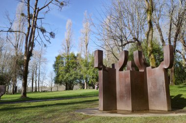 San Sebastian, İspanya - 4 Ocak 2025 Chilleda Leku Müzesi ve park, Bask sanatçısı Eduardo Chillida 'nın heykelleri