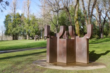 San Sebastian, İspanya - 4 Ocak 2025 Chilleda Leku Müzesi ve park, Bask sanatçısı Eduardo Chillida 'nın heykelleri