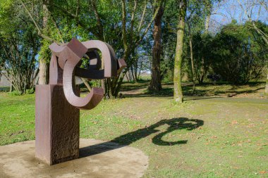 San Sebastian, İspanya - 4 Ocak 2025 Chilleda Leku Müzesi ve park, Bask sanatçısı Eduardo Chillida 'nın heykelleri