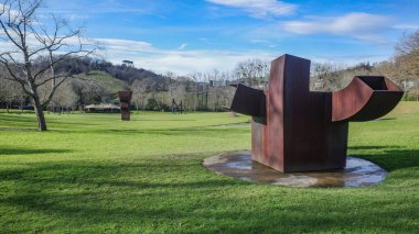 San Sebastian, İspanya - 4 Ocak 2025 Chilleda Leku Müzesi ve park, Bask sanatçısı Eduardo Chillida 'nın heykelleri