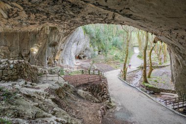 Bask Ülkesi, İspanya - 25 Ocak 2025: Navarra 'daki Zugarramurdi Mağaraları