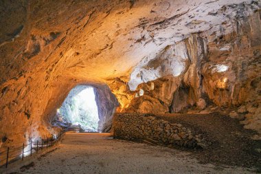 Bask Ülkesi, İspanya - 25 Ocak 2025: Navarra 'daki Zugarramurdi Mağaraları