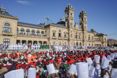 San Sebastian, İspanya - 20 Ocak 2025: Geleneksel kostümlü çocuklar San Sebastian Tamborrada 'da gösteri yapıyorlar