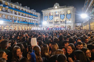 San Sebastian, İspanya - 19 Ocak 2025: Tamborrada ve Aziz Sebastian Günü için Plaza Constitucion 'da kalabalık
