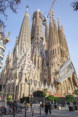 Barcelona, İspanya - 2 Şubat 2025: Antoni Gaudi 'nin La Sagrada Familia' sının dışı. Barselona