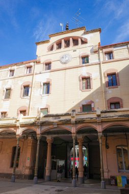 Barselona, İspanya - 2 Şubat 2025: Barcelona 'daki eski bir hapishane olan Kültür La Model Merkezi' nin giriş bahçesi