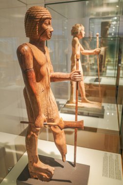 Barselona, İspanya - 1 Şubat 2025: Mısır 'ın Barselona Müzesinde sergilenen antik heykeller