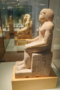 Barselona, İspanya - 1 Şubat 2025: Mısır 'ın Barselona Müzesinde sergilenen antik heykeller