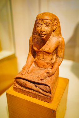 Barselona, İspanya - 1 Şubat 2025: Mısır 'ın Barselona Müzesinde sergilenen antik heykeller