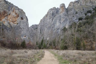Burgos, İspanya - 3 Mart 2025: La Yecla Kanyonu, Kastilya ve Leon geçidi