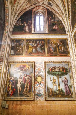 Segovia, İspanya - 3 Mart 2025: İsa 'nın alegorik tablosu ve Hayat Ağacı' nı kesen iskelet, hatıra mori, Segovia Katedrali, İspanya