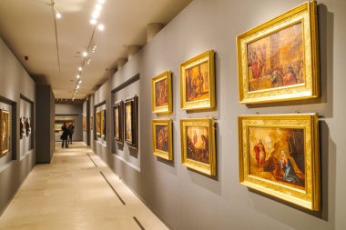 Segovia, İspanya - 3 Mart 2025: Segovia Katedrali 'nin galerilerinde dini sanat sergileniyor