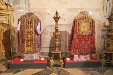 Segovia, İspanya - 3 Mart 2025: Segovia Katedrali 'nin galerilerinde dini sanat sergileniyor