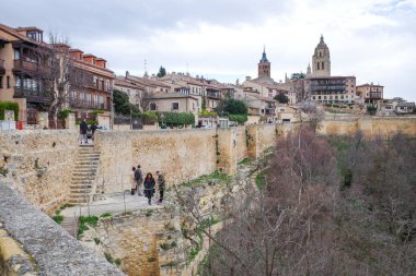 Segovia, İspanya - 3 Mart 2025: Alcazar Kalesi 'nden Segovia şehir surlarının görüntüsü