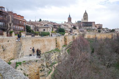 Segovia, İspanya - 3 Mart 2025: Alcazar Kalesi 'nden Segovia şehir surlarının görüntüsü