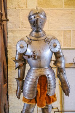 Segovia, İspanya - 3 Mart 2025: Segovia Şatosu, Kastilya Leon, İspanya 'da Orta Çağ Şövalye Zırhı sergileniyor