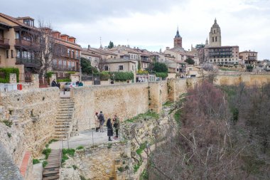 Segovia, İspanya - 3 Mart 2025: Alcazar Kalesi 'nden Segovia şehir surlarının görüntüsü