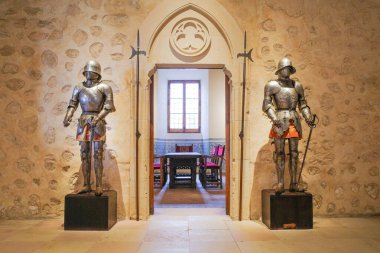 Segovia, İspanya - 3 Mart 2025: Segovia Şatosu, Kastilya Leon, İspanya 'da Orta Çağ Şövalye Zırhı sergileniyor