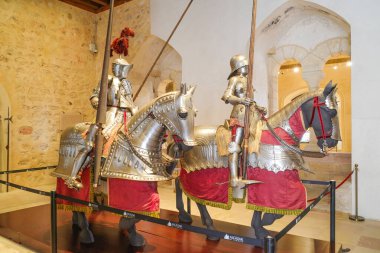 Segovia, İspanya - 3 Mart 2025: Segovia Şatosu, Kastilya Leon, İspanya 'da Orta Çağ Şövalye Zırhı sergileniyor