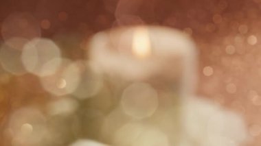 Noel gecesi mumları yakar. Kış tatili kavramı. Bokeh etkisi evde yeni yılı kutluyor.