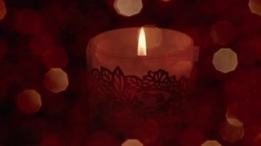 Noel gecesi mumları yakar. Kış tatili kavramı. Bokeh etkisi evde yeni yılı kutluyor.