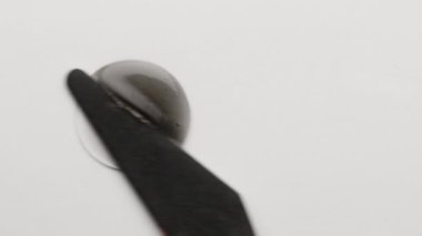 Parçalı yüz maskesi. Deriyi temizlemek için kozmetik fırçası örneği..