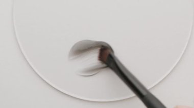 Parçalı yüz maskesi. Deriyi temizlemek için kozmetik fırçası örneği..