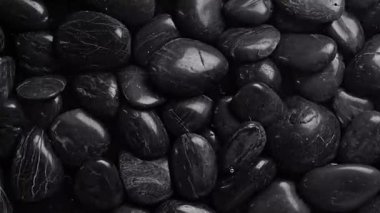 Su altındaki siyah çakıl taşları.