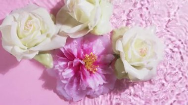 Suda süzülen taze çiçekler.