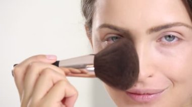 genç güzel mükemmel modeli profesyonel makyaj uygulamak 