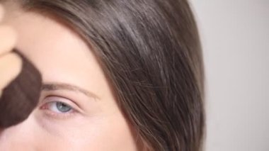 genç güzel mükemmel modeli profesyonel makyaj uygulamak 