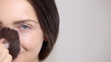 genç güzel mükemmel modeli profesyonel makyaj uygulamak 