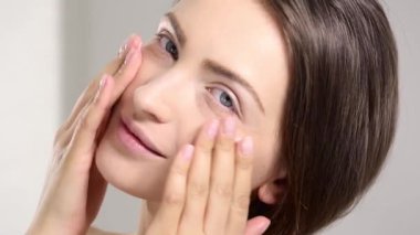 genç güzel mükemmel modeli profesyonel makyaj uygulamak 