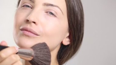 genç güzel mükemmel modeli profesyonel makyaj uygulamak 