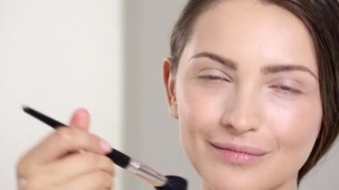 genç güzel mükemmel modeli profesyonel makyaj uygulamak 