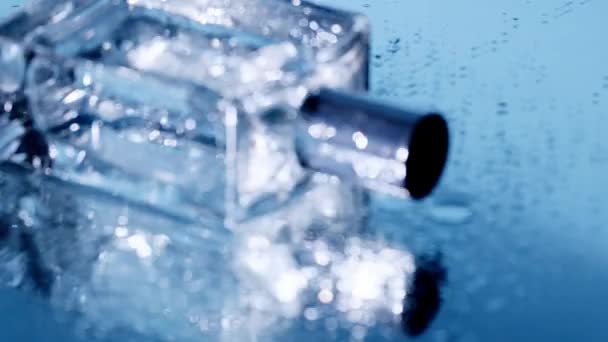 Perfume Molhado Câmera Giratória Azul — Vídeo de Stock