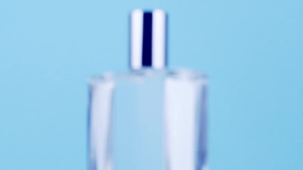Mokre Perfumy Niebieskim Aparacie Obrotowym — Wideo stockowe