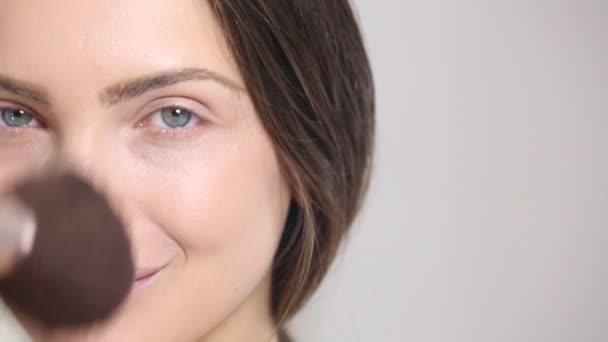 Jeune Beau Modèle Parfait Appliquant Maquillage Professionnel — Video