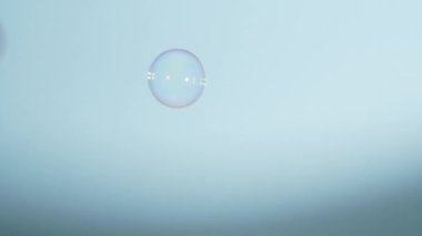 Mavi arkaplanda sabun köpükleri izole