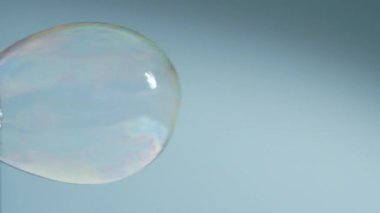 Mavi arkaplanda sabun köpükleri izole